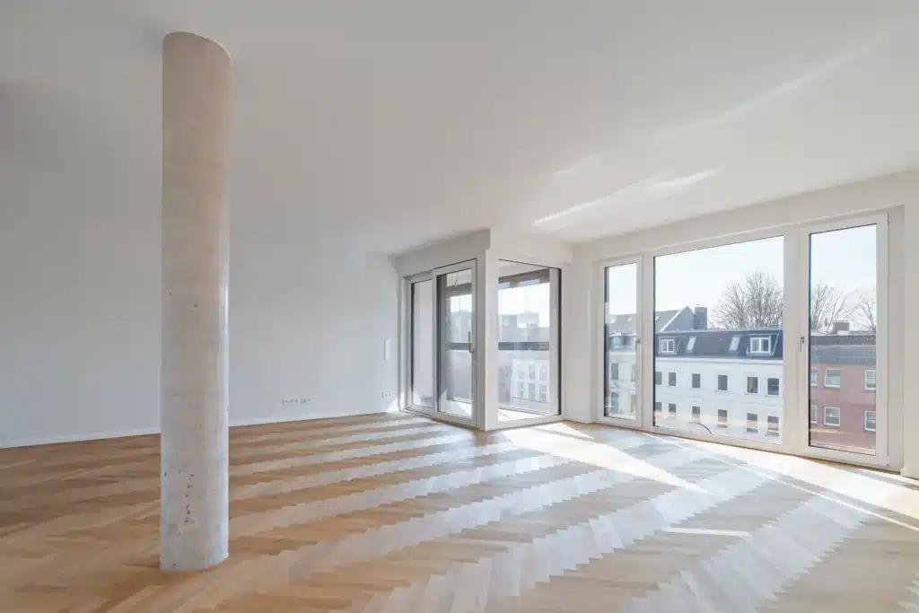 Gute Stube lichtdurchfluteter Wohnraum unmöbliert