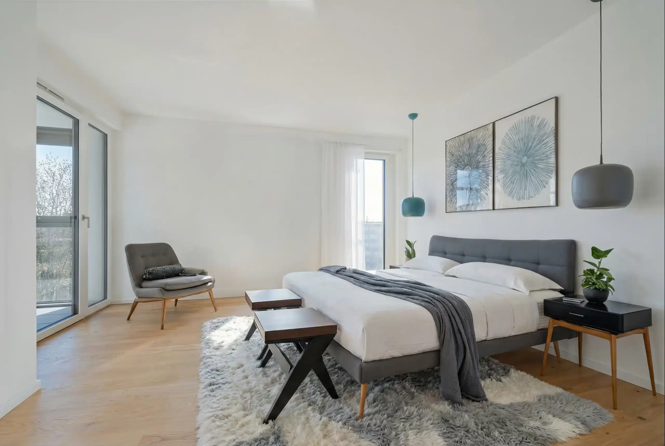 Modern eingerichtetes Schlafzimmer mit Doppelbett, großen Fenstern, hellem Holzboden und ruhiger Wohnatmosphäre